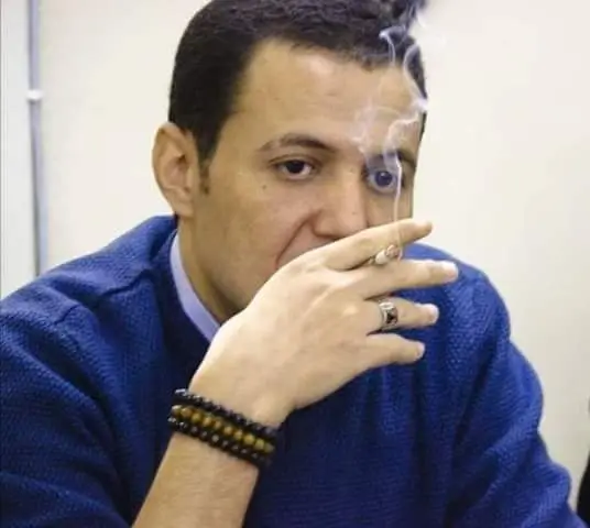 الوطن: غرفة مظلمة بسقف واطئ، أرضها باردة وحوائطها مضمخة بالدماء.
