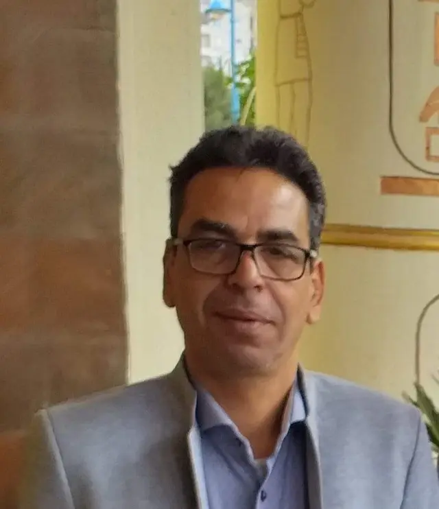 … تعرفُ؟ أنا طيبٌ جدًّا مقارنةً بولدٍ يولد في بلدٍ غريب هَجَّرَتْهُ الحروب أو بالأدق النكسات