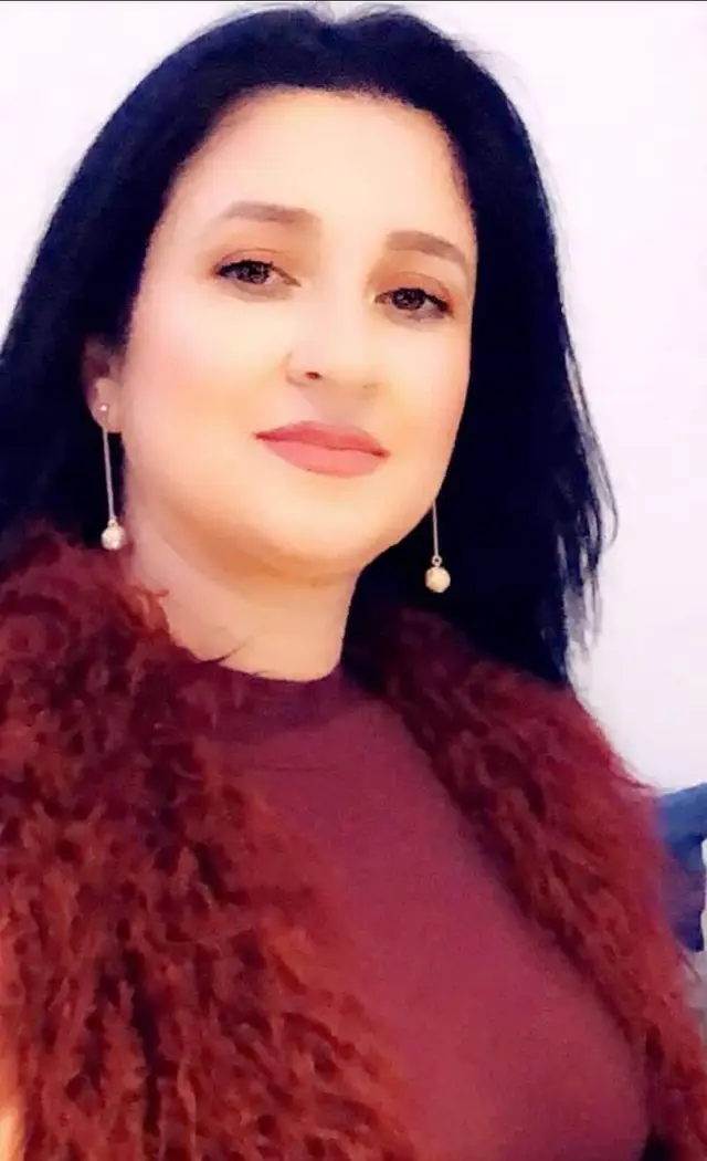 سأقول كفى سأتلاشى قرب حجرة لم أتمكن من التحجر يوما رغم صلابة أرسمها على وجهي