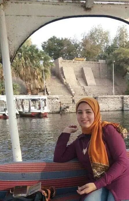 كمراهقة صغيرة تتطلع بفم مفتوح لقبلة يتبادلها بطلا فيلم