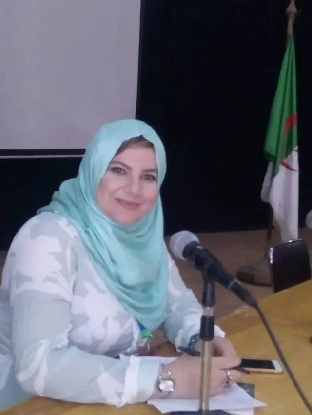 ذاتٌ تقف عند باب القصيدة..