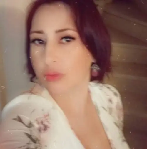في قلبي رجل يجرّ الفرات و شجرة زيتون يابسة جسدي كالحطب الغارق يوقد بالبلل احتراقي زخات أنفاسه و أنفاسي