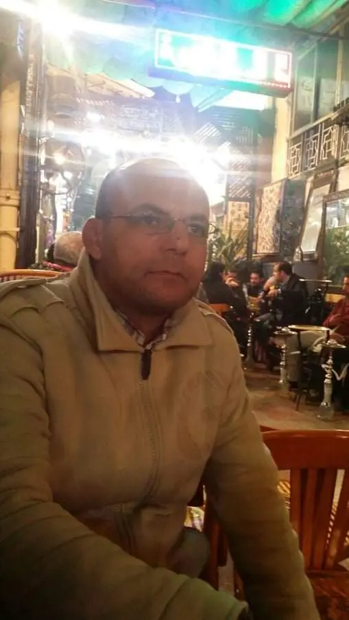 تحمل معولا وتضرب رأسى …