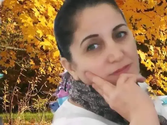 كغيمةٍ ثكلى يمرُّ النهار مثقلاً بالدموع والذكرى