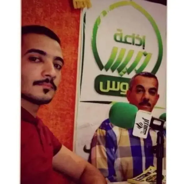 قبل أن يذهب إلى الحرب بجانب شعره يحلق ذكريات العائلة جندي