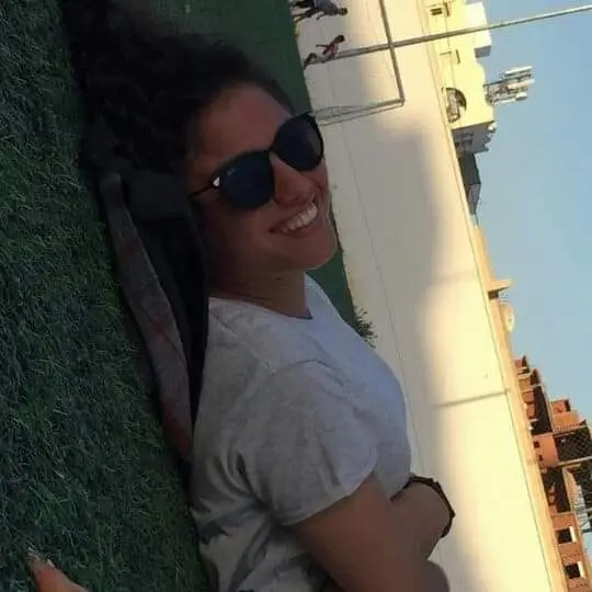 فيما كنتُ أسمعها الغيمةُ تتعثّرُ