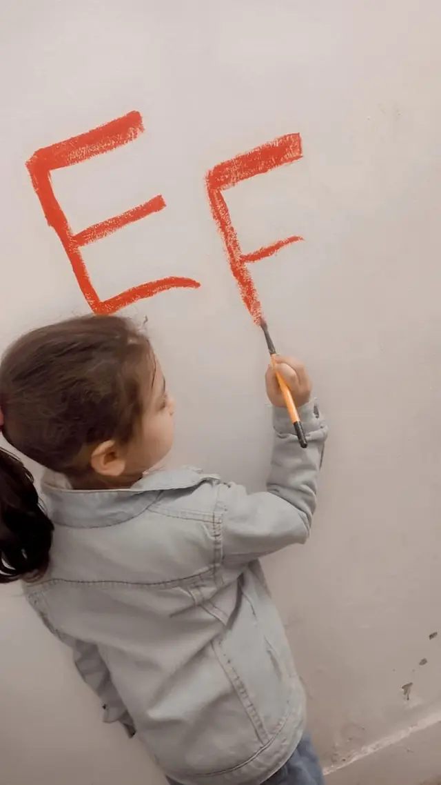 Teaching young children to replace random scribbling with decorating the wall with attractive drawing